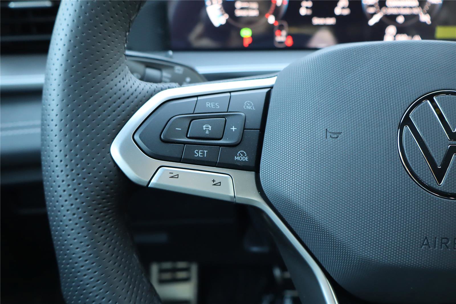 New 2026 Volkswagen Tiguan SE R-Line AWD/4WD image 15