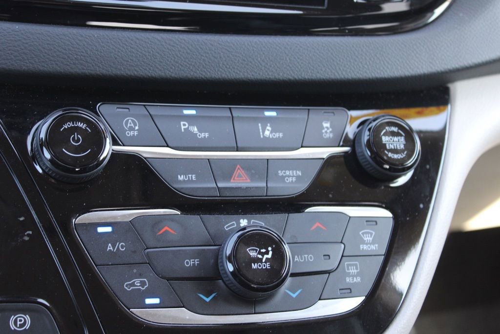 Used 2023 Chrysler Pacifica Touring-L image 40