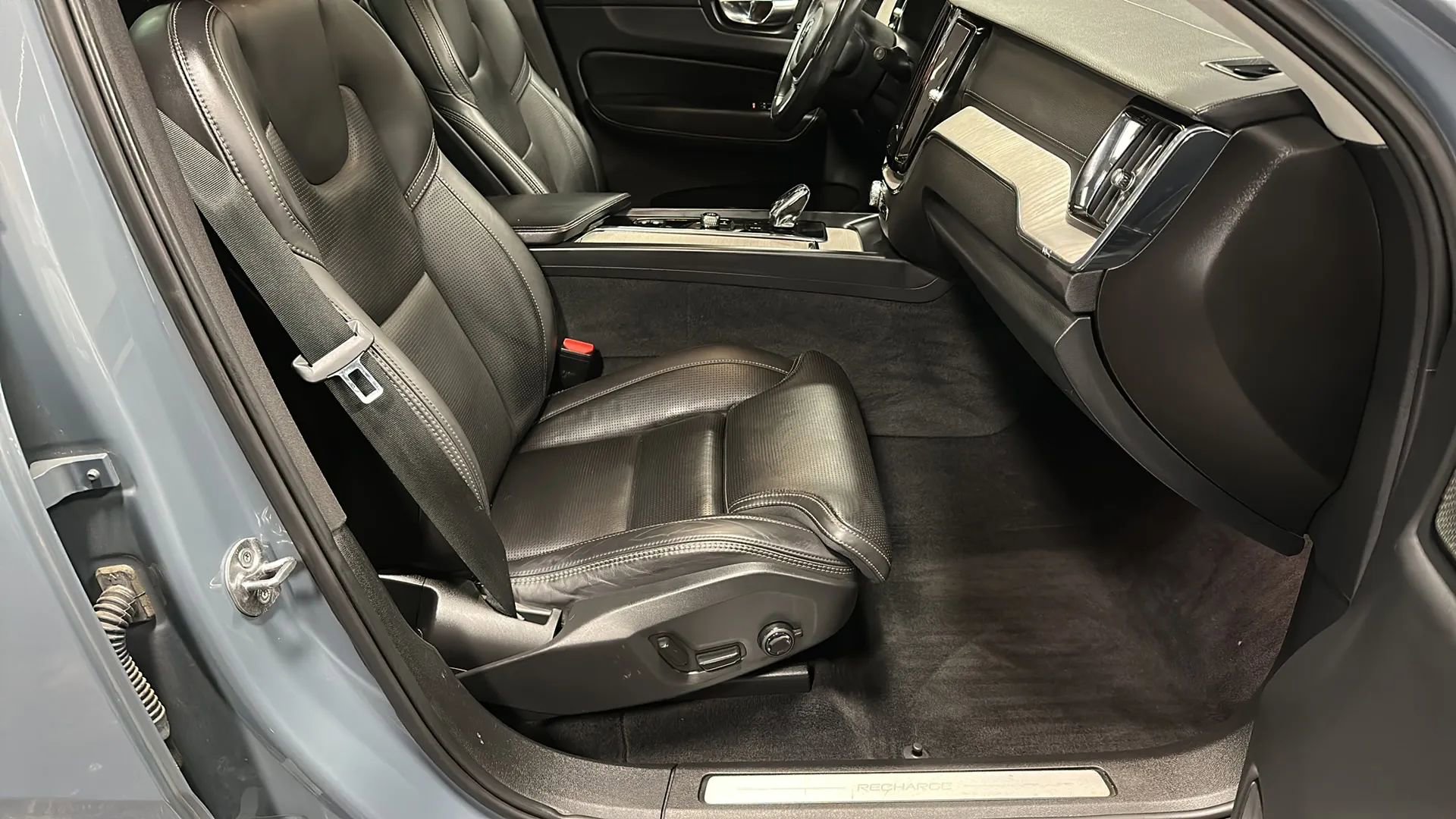 Used 2022 Volvo XC60 T8 Inscription w/ Advanced Package image 17