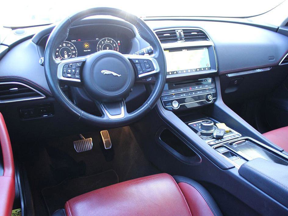 Used 2020 Jaguar F-PACE Checkered Flag image 18