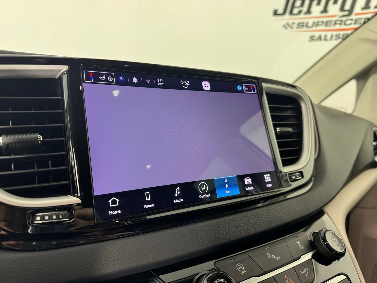 Used 2023 Chrysler Voyager LX FWD image 21