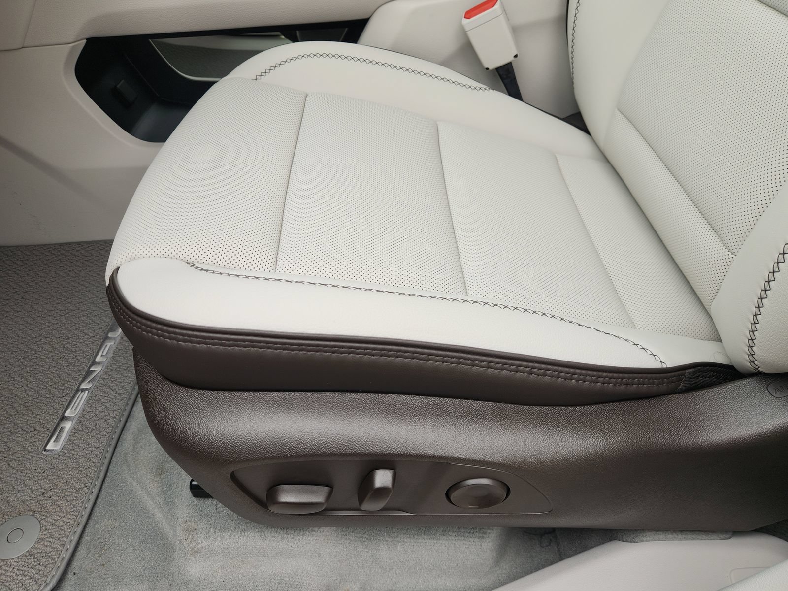 New 2026 GMC Acadia Denali w/ Super Cruise Package FWD image 28