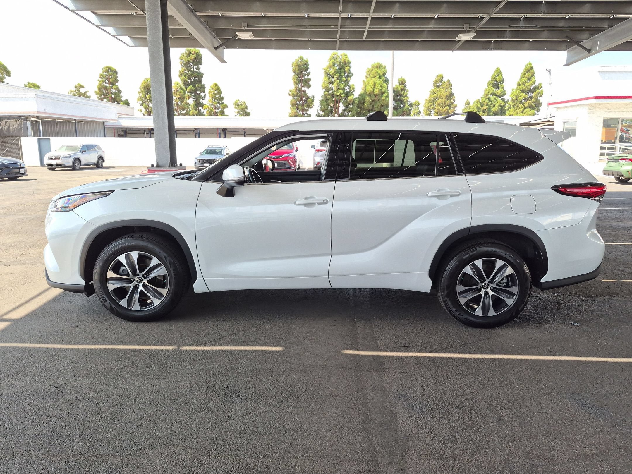 Used 2022 Toyota Highlander XLE FWD image 4