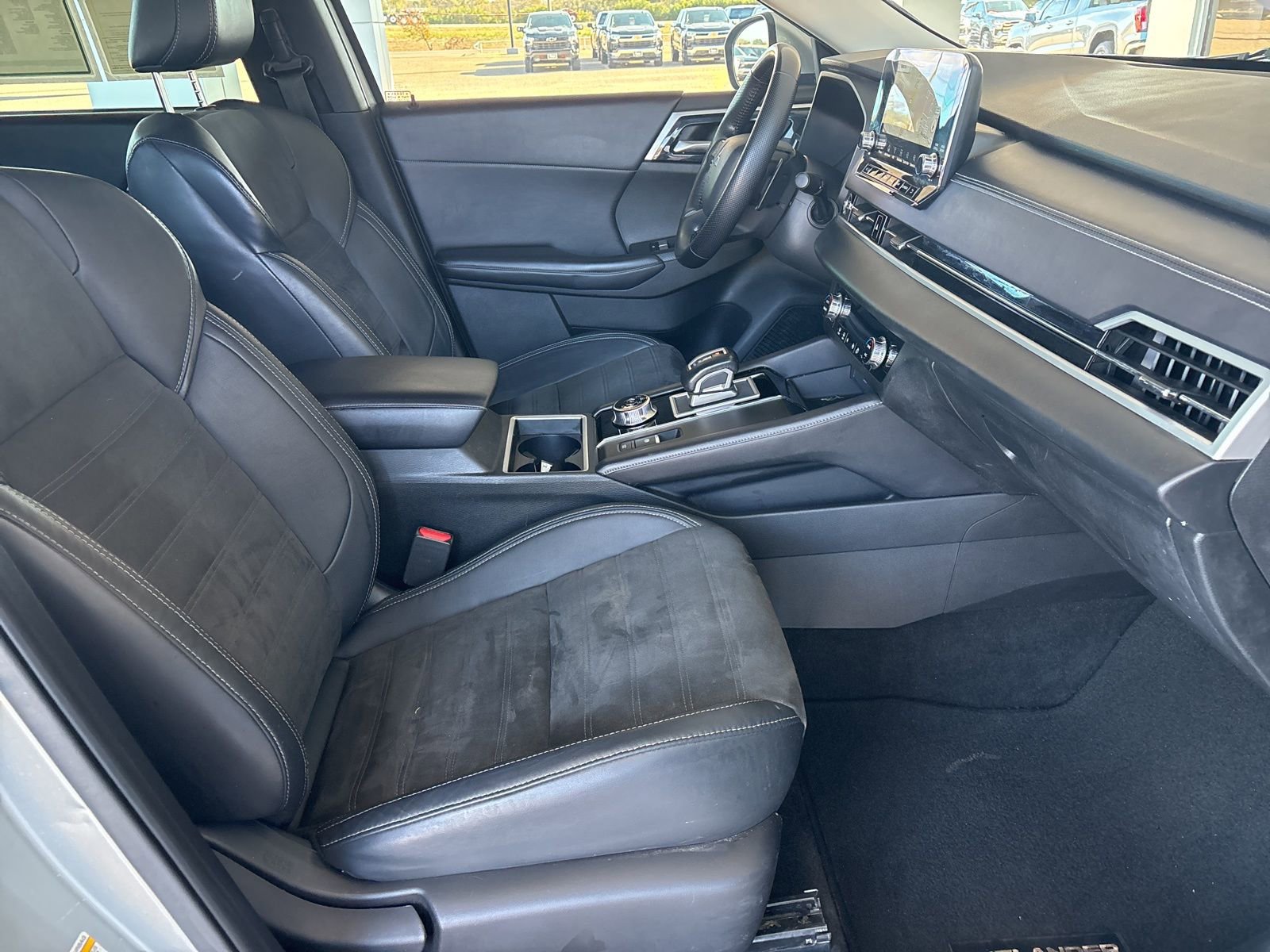 Used 2023 Mitsubishi Outlander SE image 16