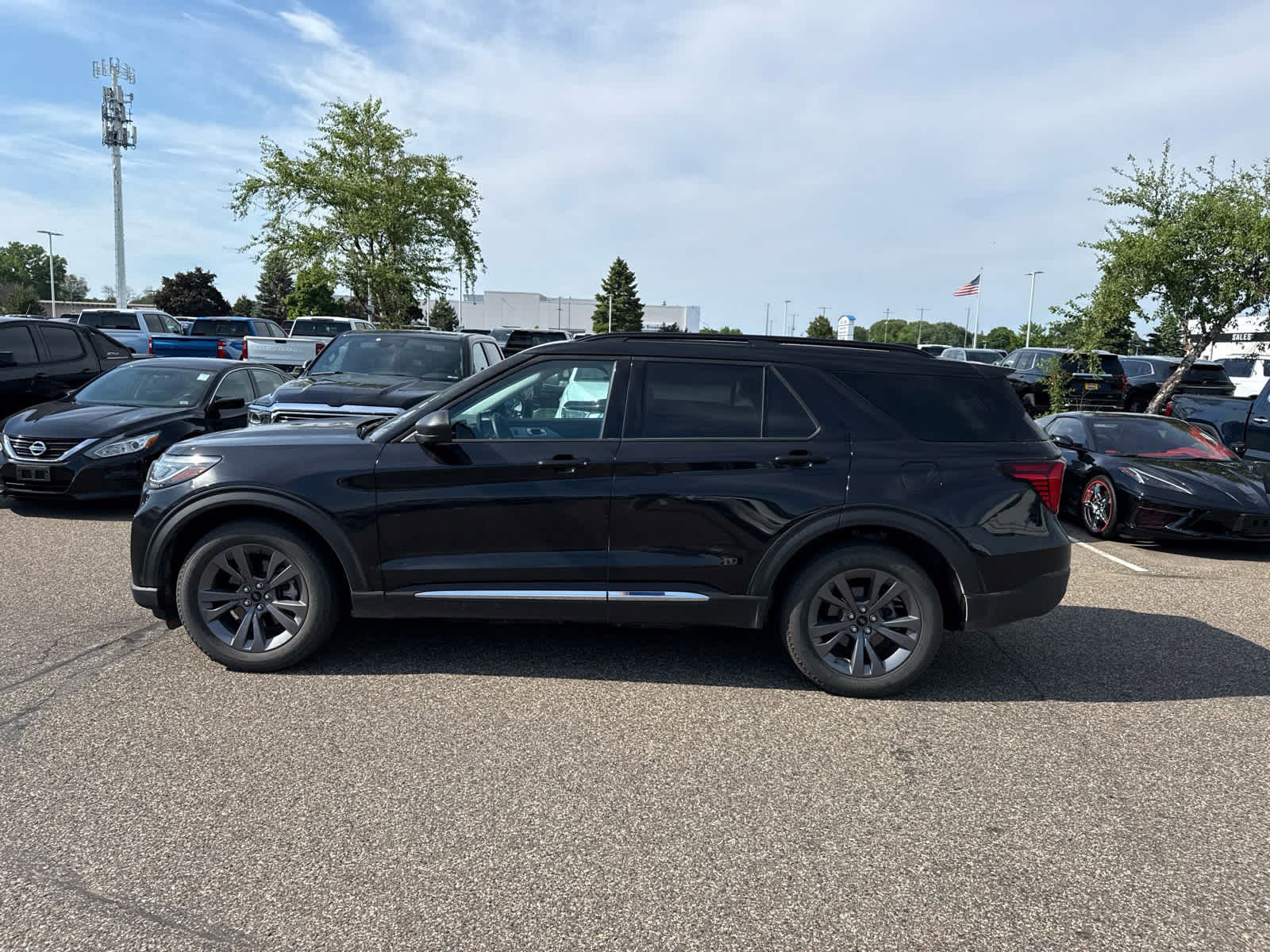 Used 2025 Ford Explorer Active w/ Active Comfort Package AWD/4WD image 2