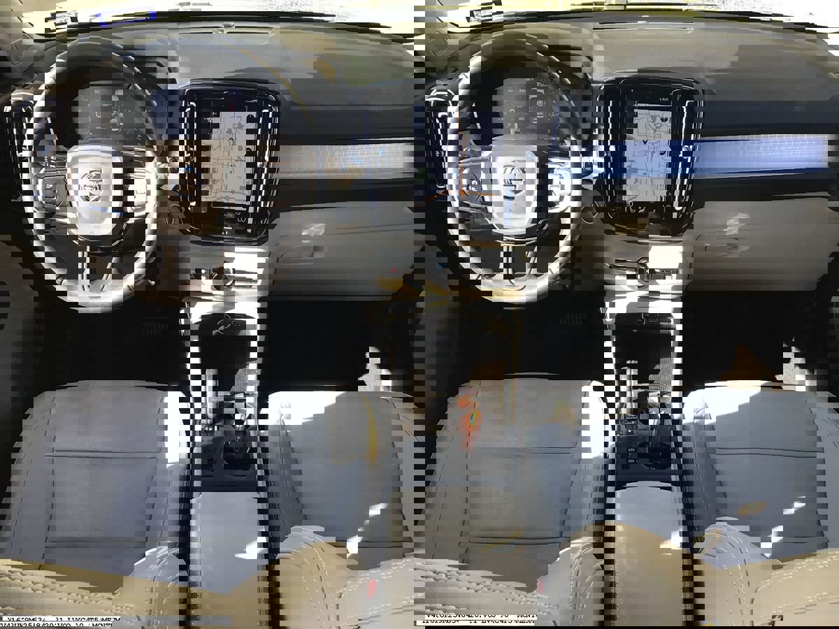 Used 2021 Volvo XC40 T5 Momentum w/ Premium Package image 10