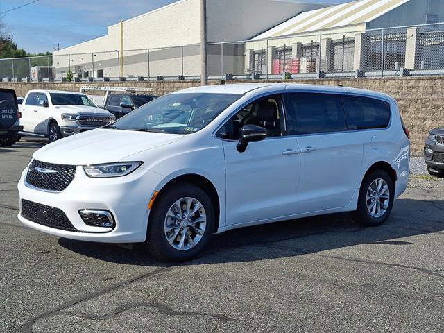 New 2026 Chrysler Pacifica Select image 2