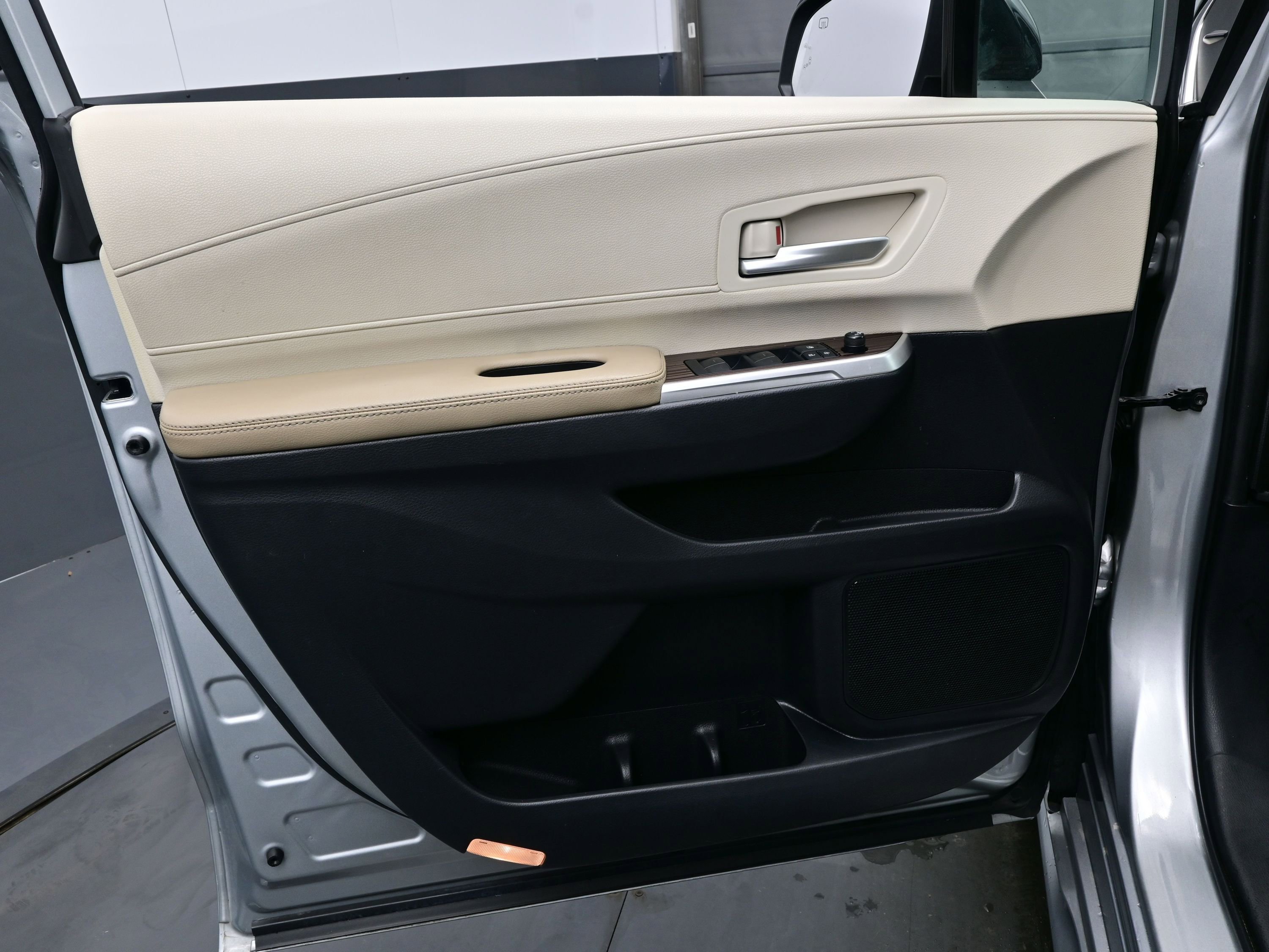 Used 2022 Toyota Sienna XLE image 9