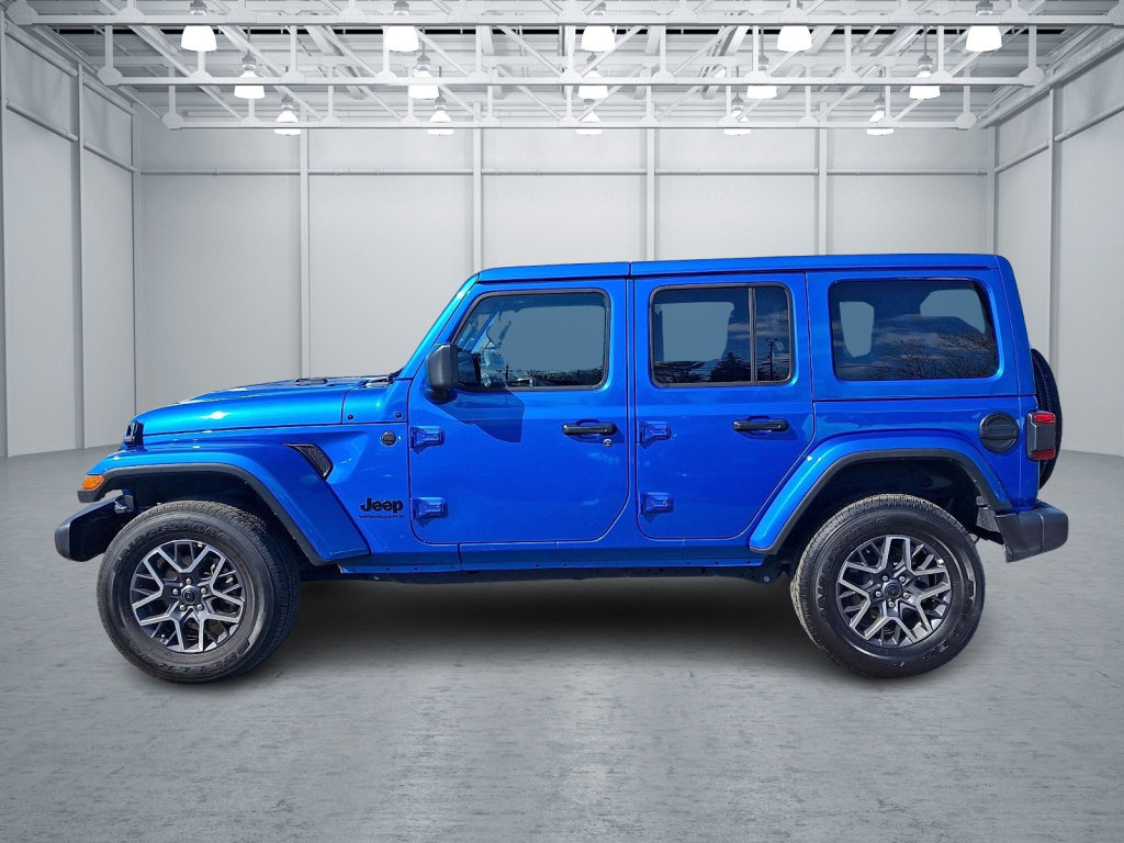 Used 2025 Jeep Wrangler Sahara image 2