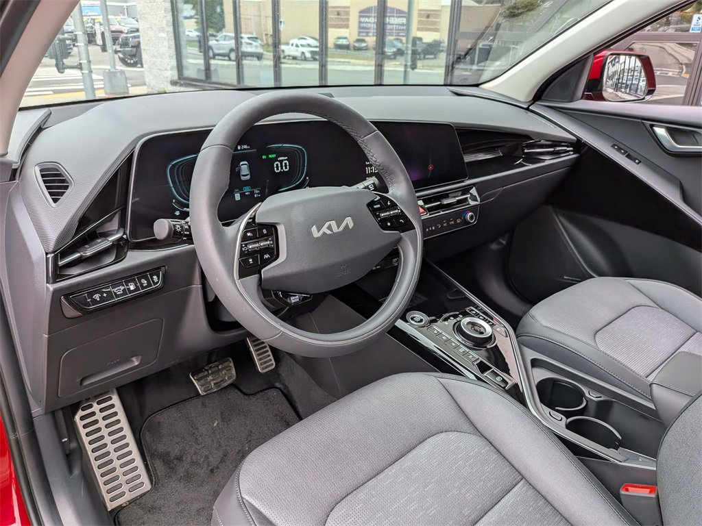 Used 2024 Kia Niro SX Touring image 13