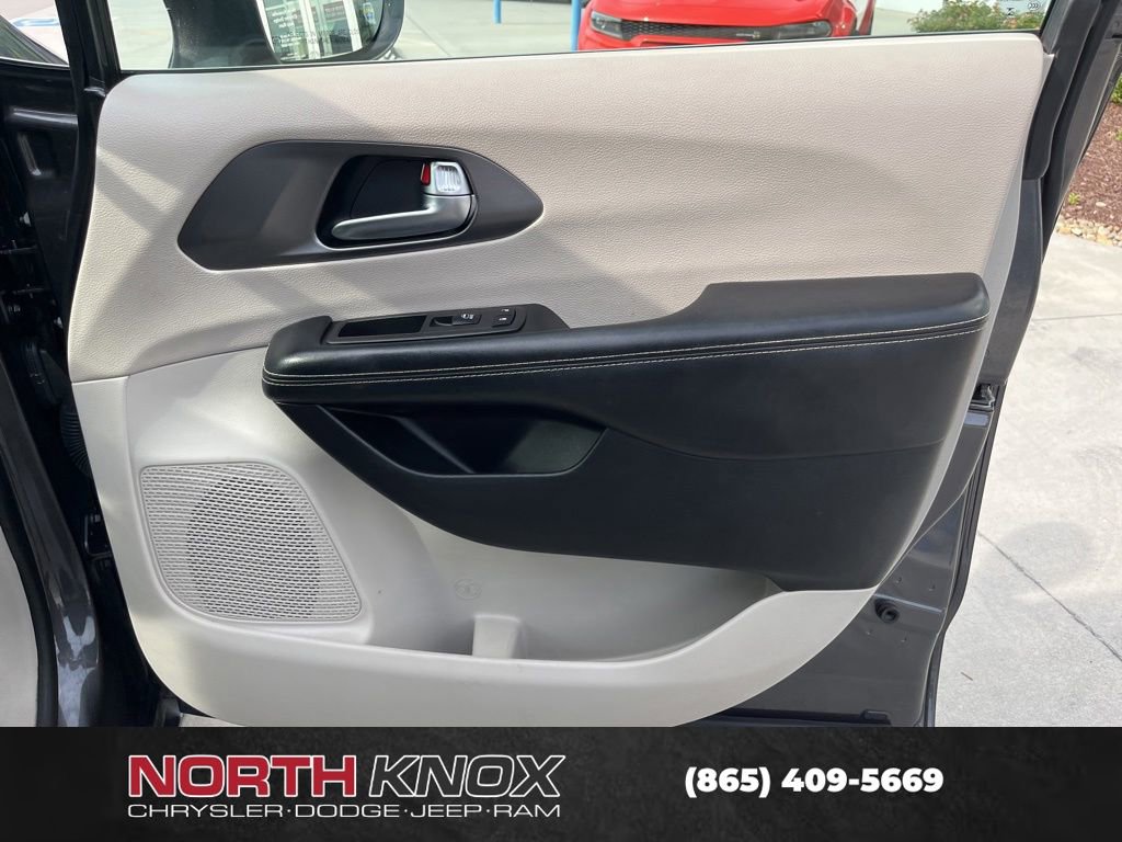 Used 2022 Chrysler Pacifica Touring-L w/ Uconnect Theater Family Group FWD image 27