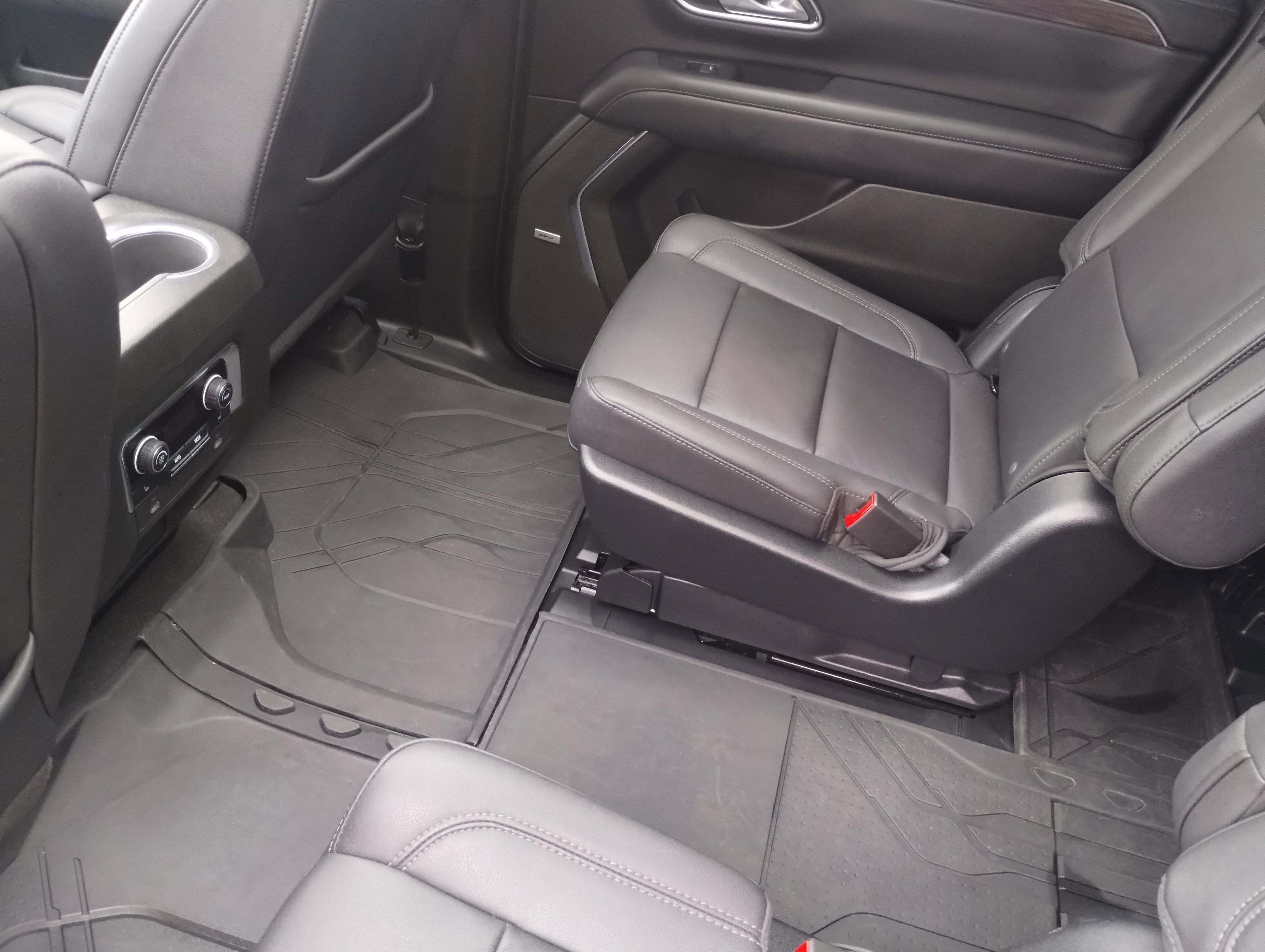 Used 2023 Chevrolet Suburban Z71 w/ Luxury Package image 19