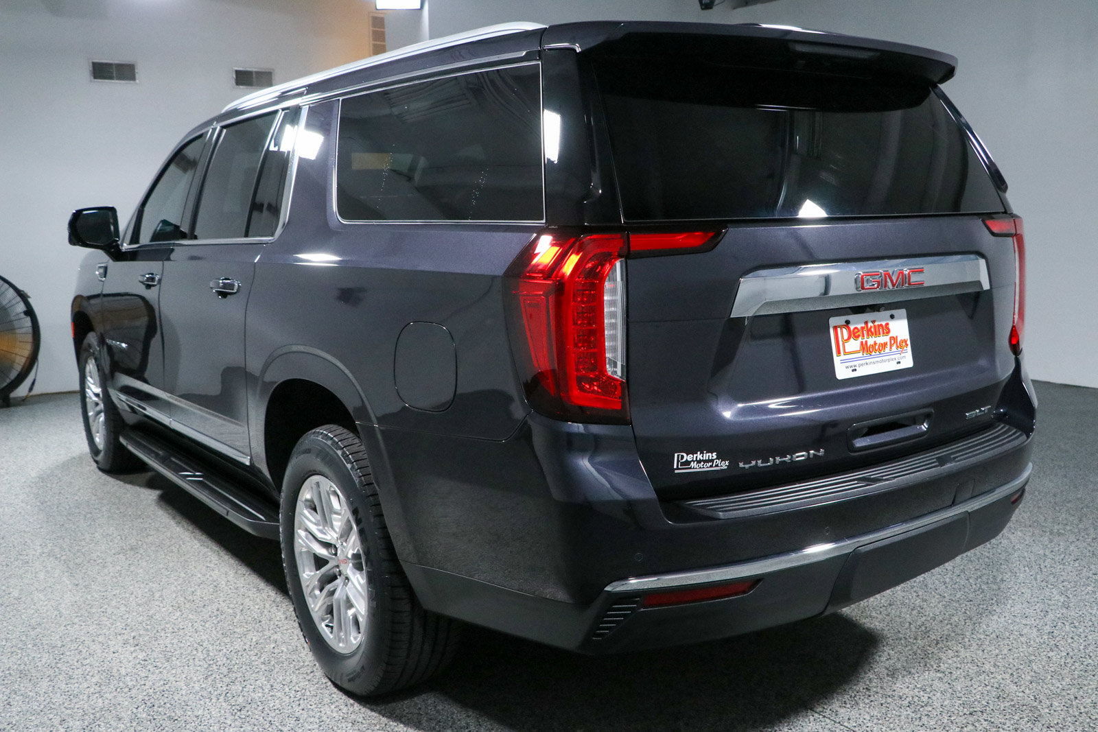 Used 2023 GMC Yukon XL SLT w/ SLT Luxury Package AWD/4WD image 9