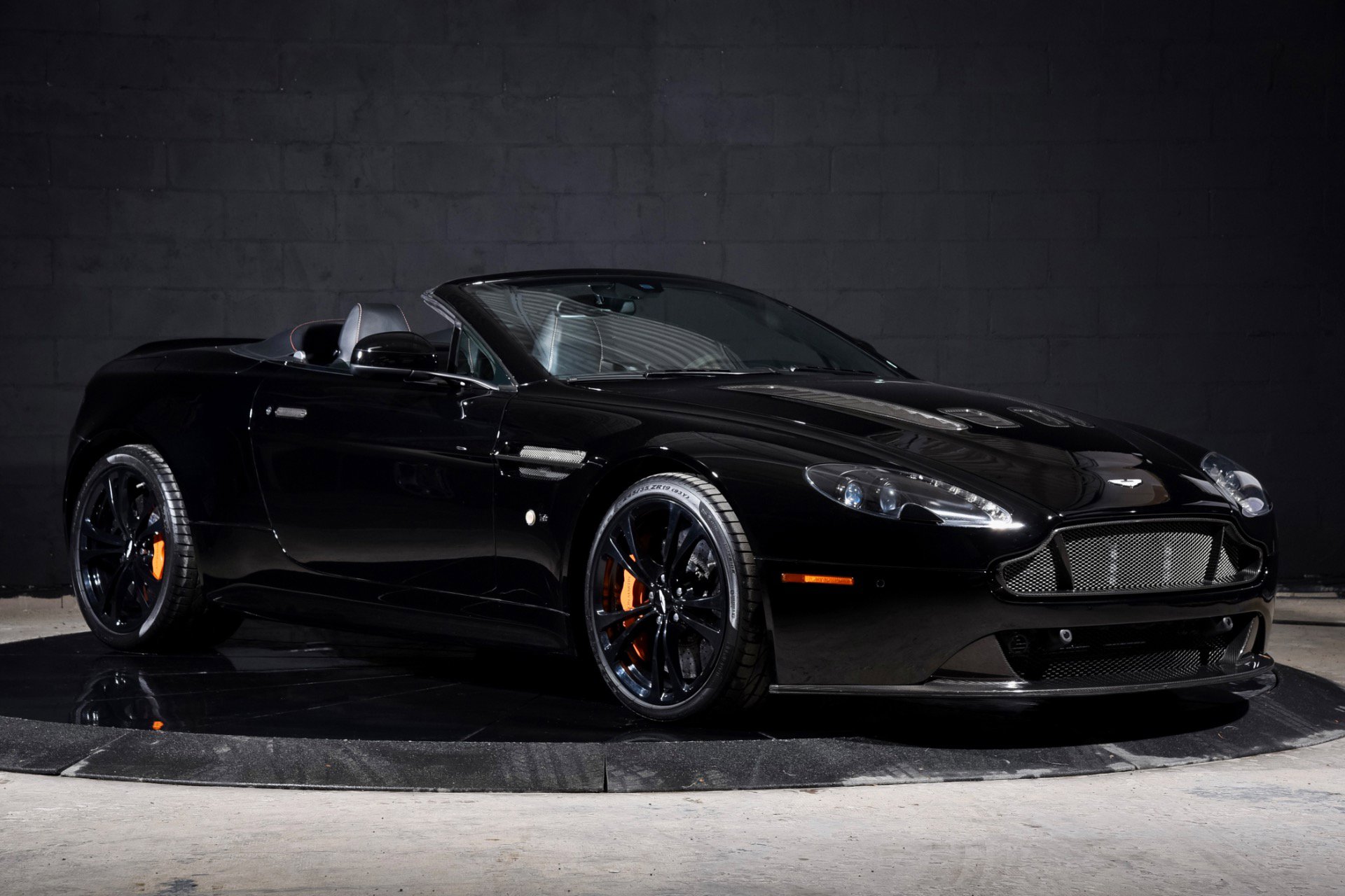 Used 2017 Aston Martin V12 Vantage S image 2
