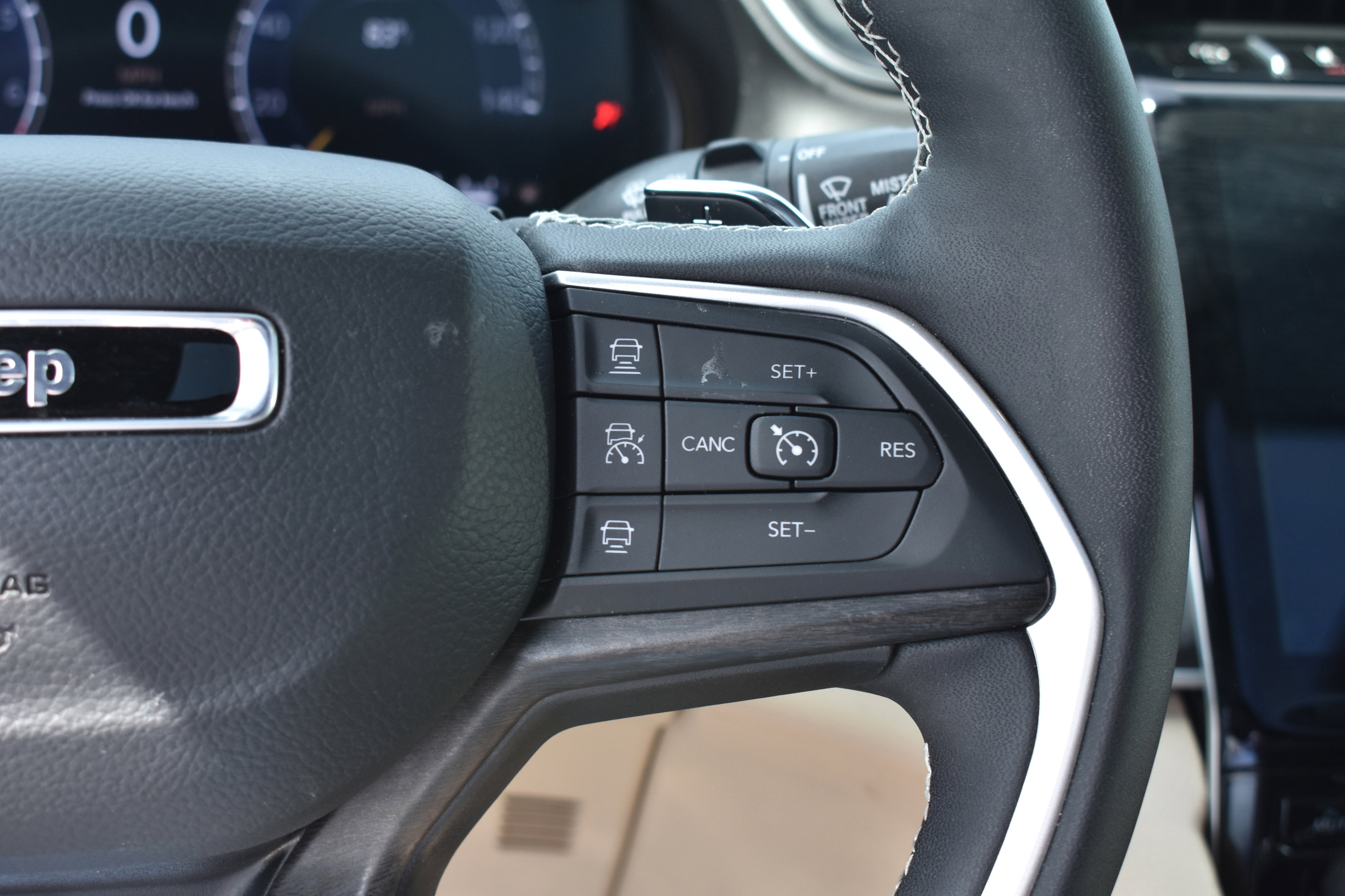 Used 2025 Jeep Grand Cherokee Limited w/ Luxury Tech Group II image 14