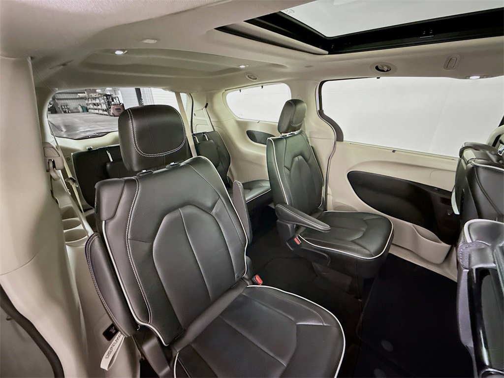 Used 2022 Chrysler Pacifica Limited w/ Uconnect Theater Family Group image 31
