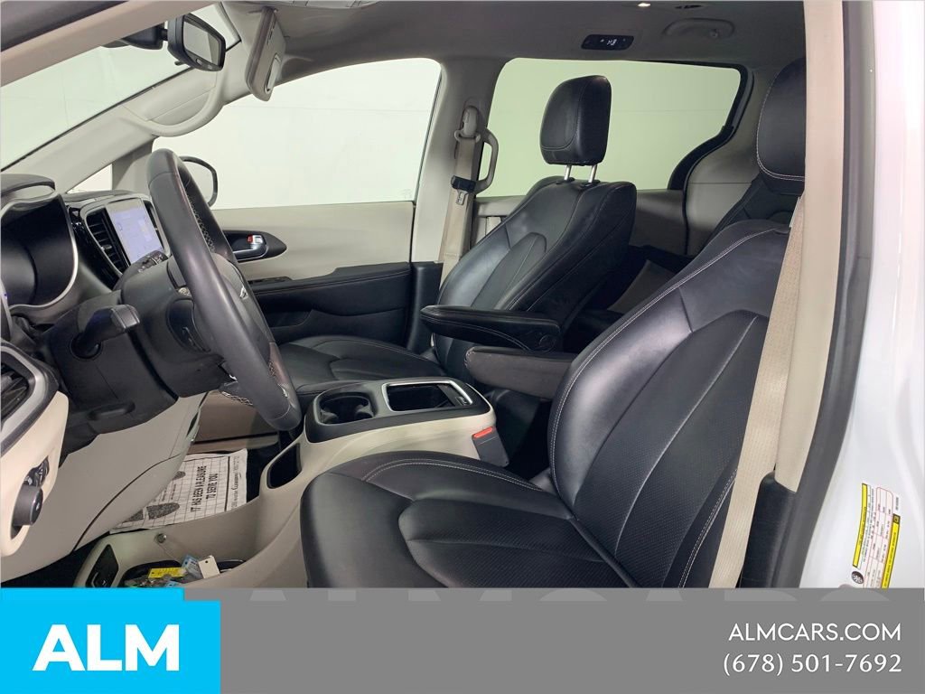 Used 2024 Chrysler Pacifica Select image 19