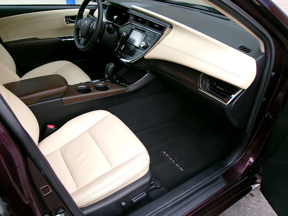 Used 2017 Toyota Avalon XLE Premium w/ Carpet Mat Package FWD image 12