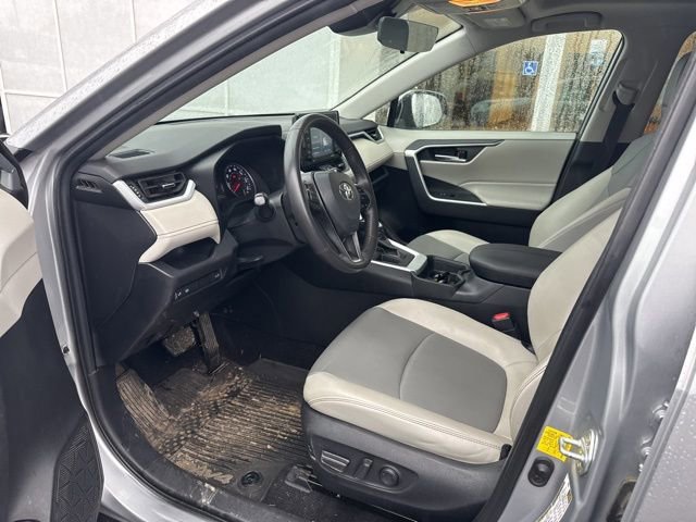 Used 2020 Toyota RAV4 XLE Premium image 4