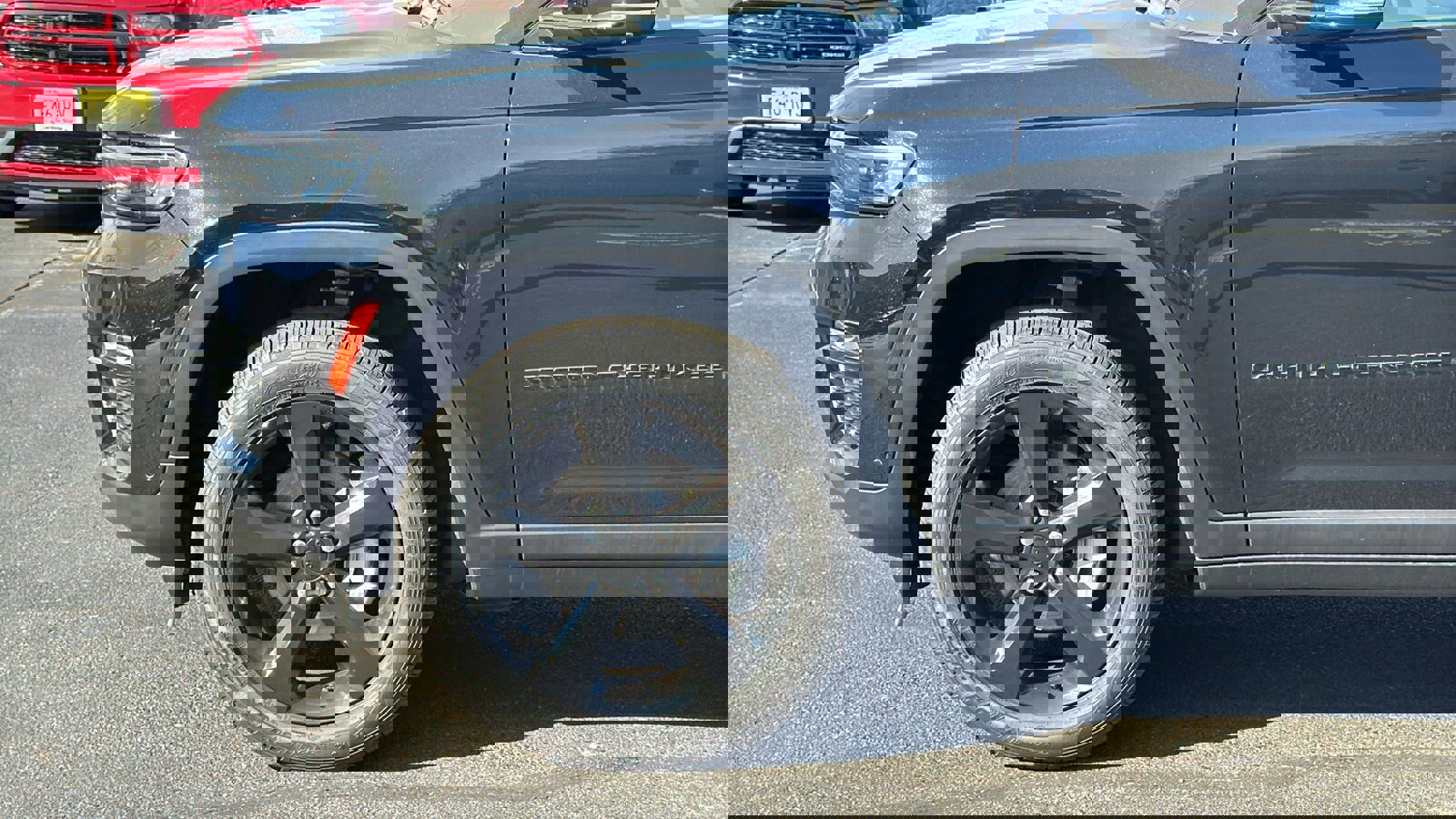 Certified 2024 Jeep Grand Cherokee Limited w/ Luxury Tech Group II image 3