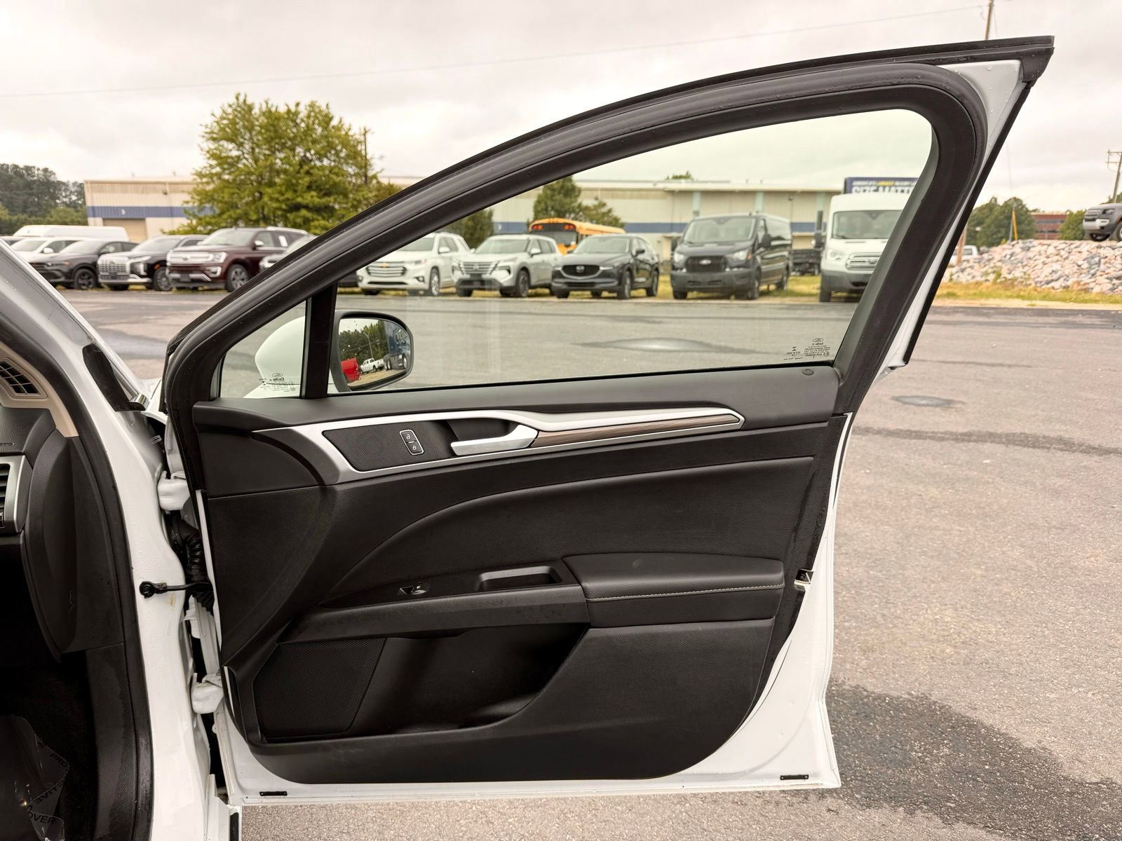 Used 2018 Ford Fusion SE w/ Equipment Group 602A FWD image 21