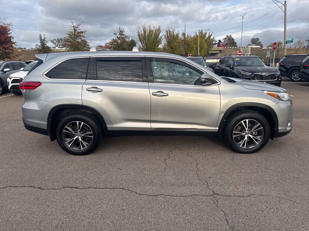 Used 2019 Toyota Highlander LE AWD/4WD image 9