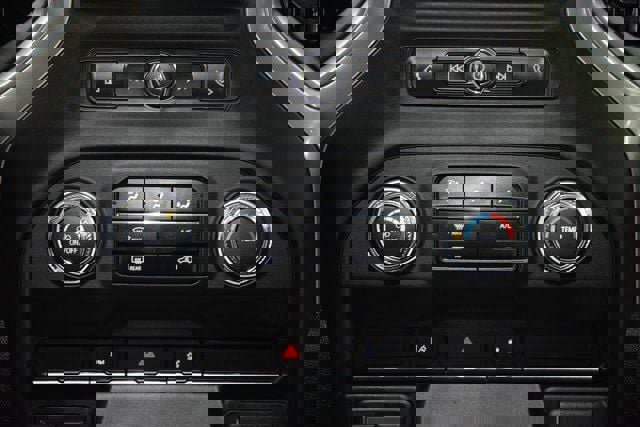 Used 2024 GMC Sierra 3500 Pro w/ Convenience Package image 23