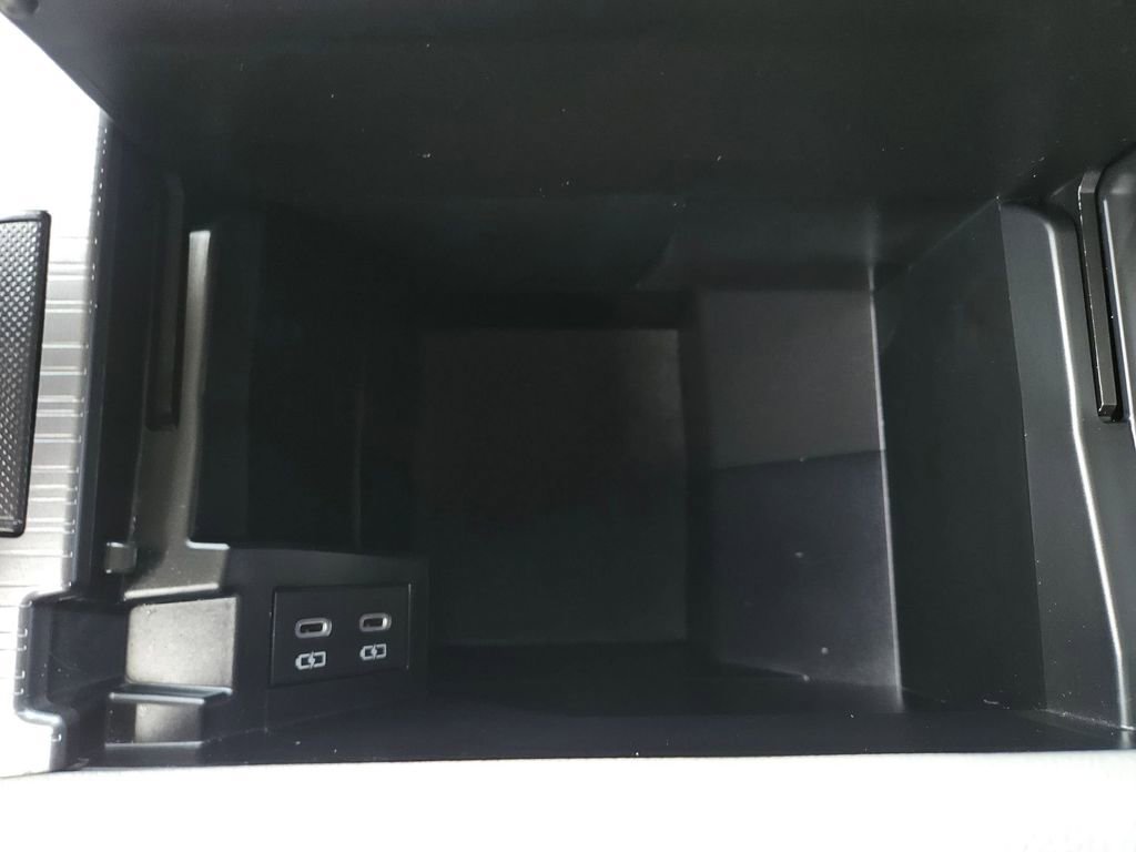 Used 2025 Toyota Sienna LE image 29