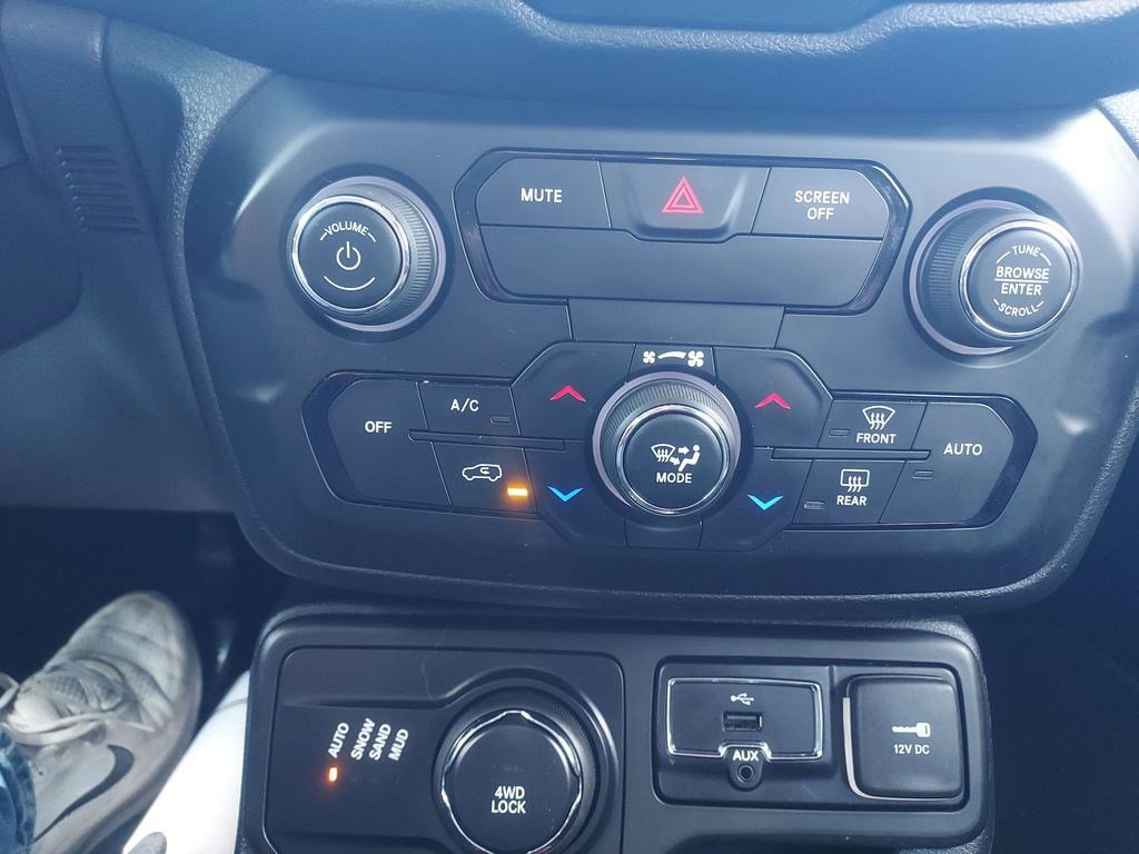 Used 2018 Jeep Renegade Limited w/ UConnect 8.4 Nav Group AWD/4WD image 15