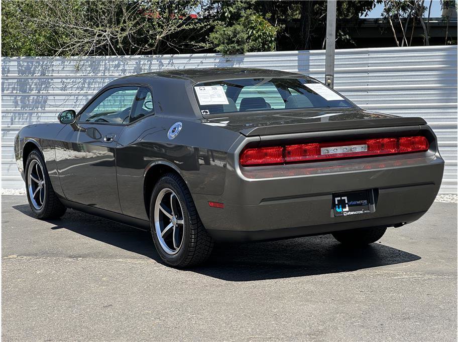 Used 2010 Dodge Challenger SE RWD image 3