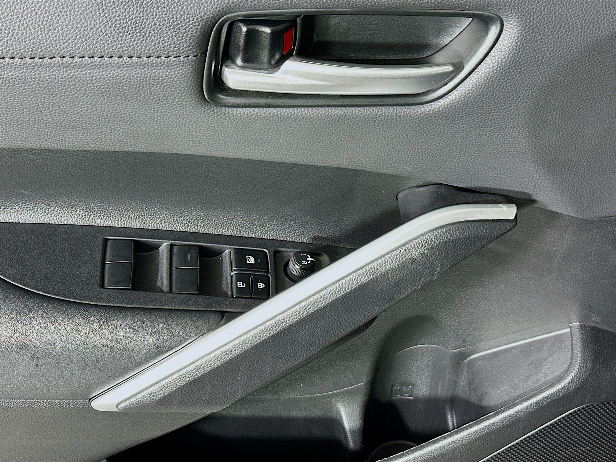 Used 2023 Toyota Corolla Cross XLE w/ Convenience Package FWD image 14