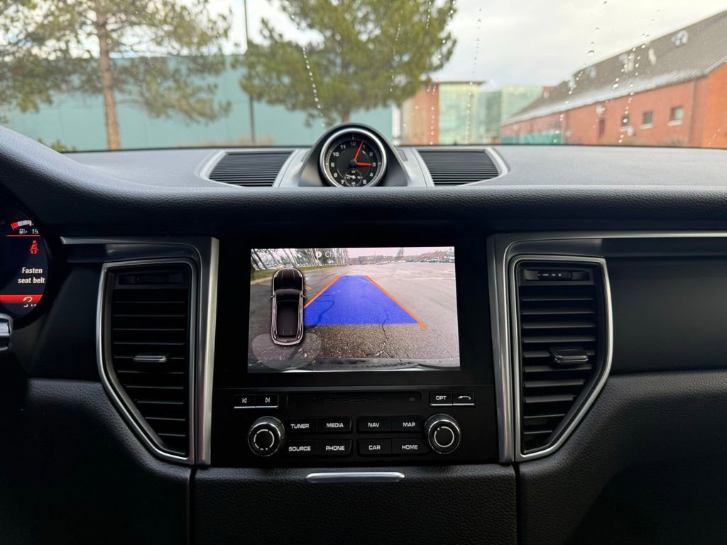 Used 2018 Porsche Macan Base image 30