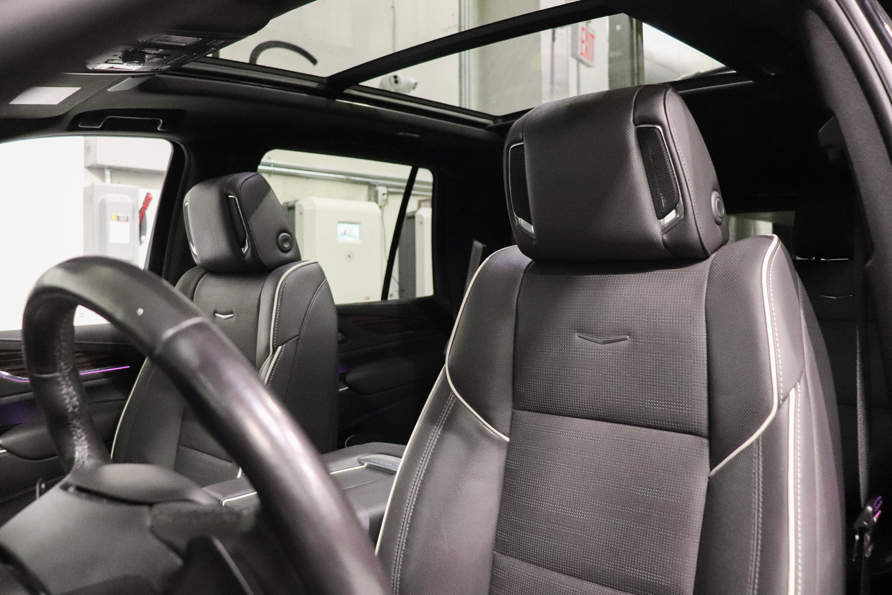 Used 2023 Cadillac Escalade Premium Luxury AWD/4WD image 12