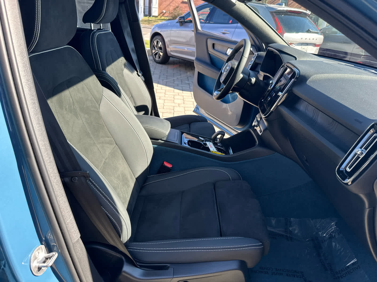Used 2023 Volvo C40 P8 Recharge Plus image 37