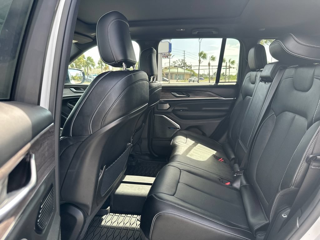 Used 2023 Jeep Grand Cherokee Overland AWD/4WD image 14