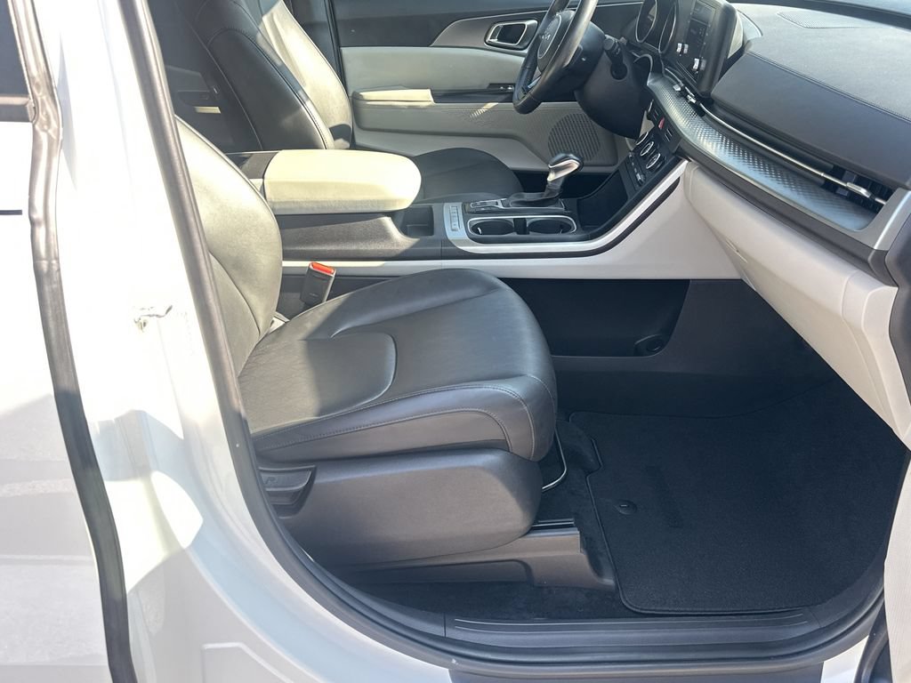 Used 2024 Kia Carnival LX FWD image 13