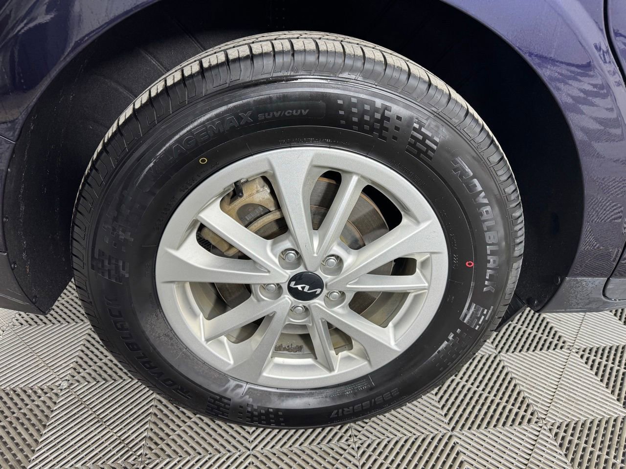 Used 2023 Kia Carnival LX image 36