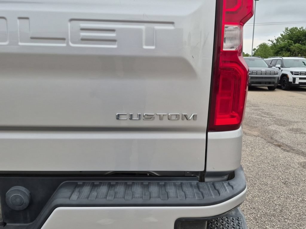 Used 2019 Chevrolet Silverado 1500 Custom w/ Custom Convenience Package AWD/4WD image 8
