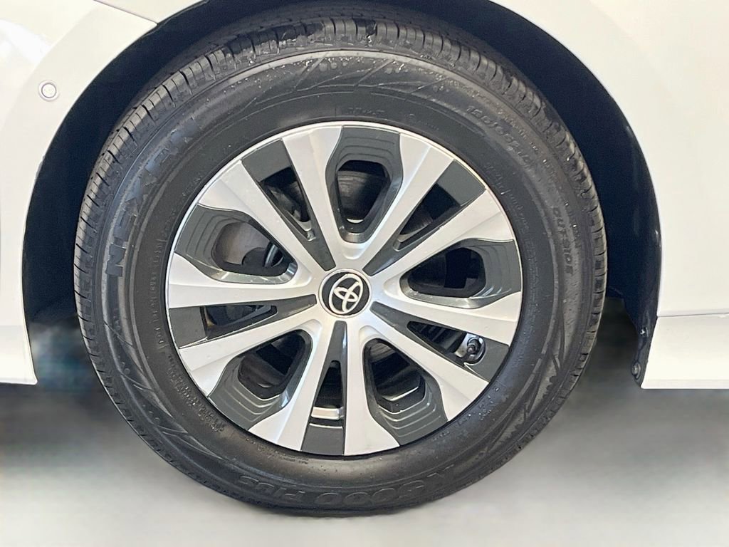 Used 2020 Toyota Prius LE AWD/4WD image 29