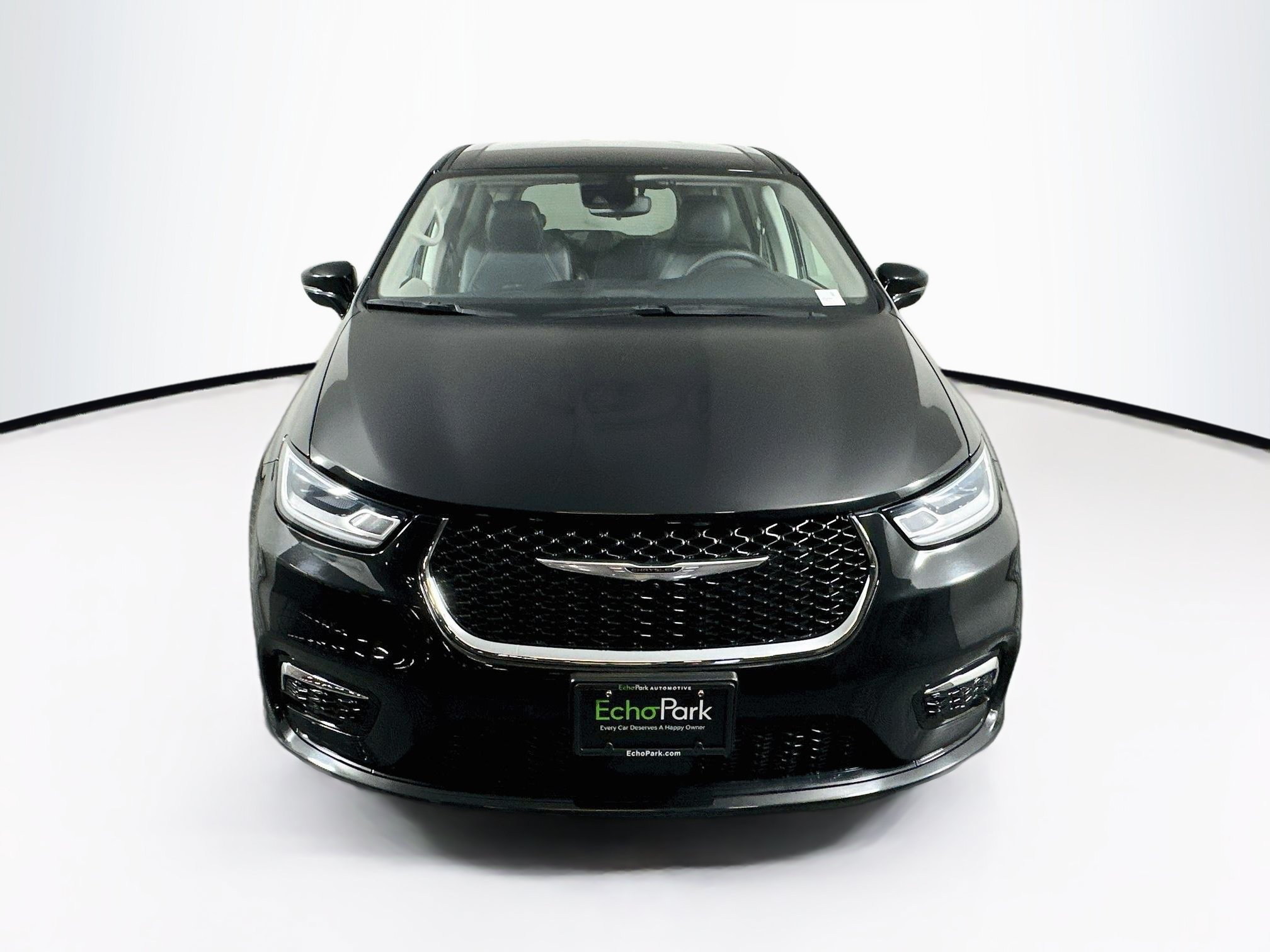 Used 2024 Chrysler Pacifica Touring-L FWD image 2