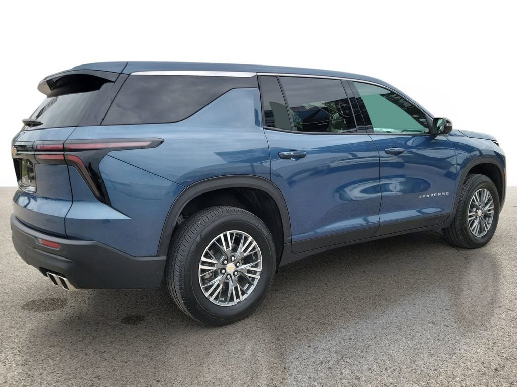 Used 2024 Chevrolet Traverse LS AWD/4WD image 4