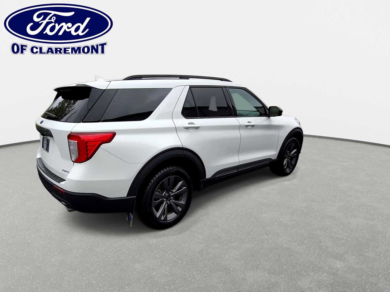 Used 2024 Ford Explorer XLT w/ Equipment Group 202A AWD/4WD image 8