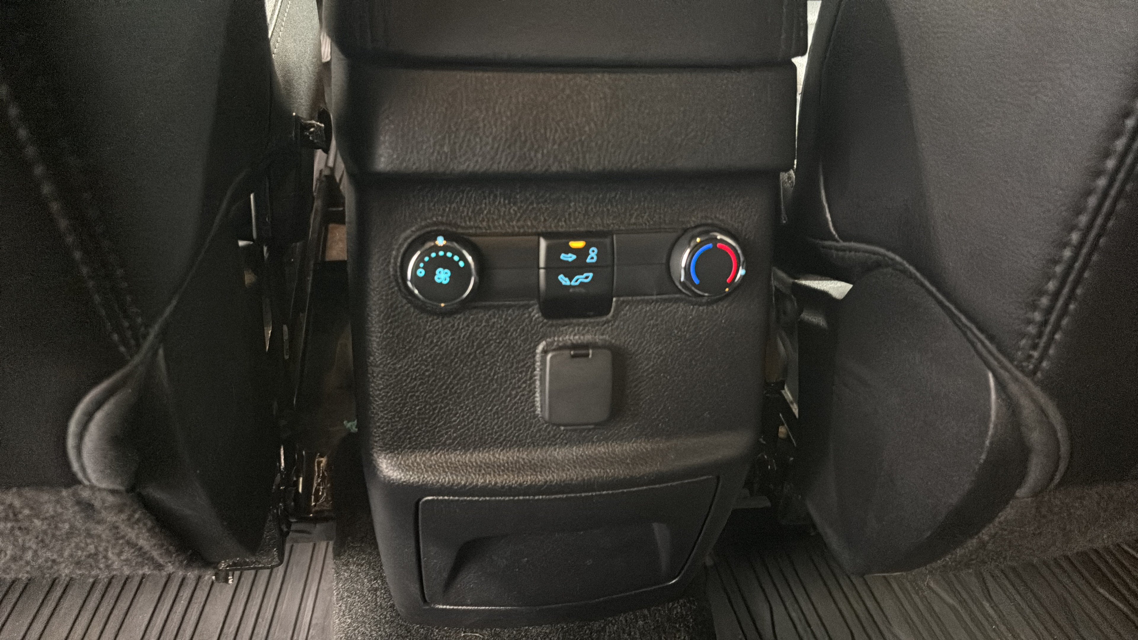 Used 2017 Ford Explorer XLT w/ Equipment Group 202A FWD image 30