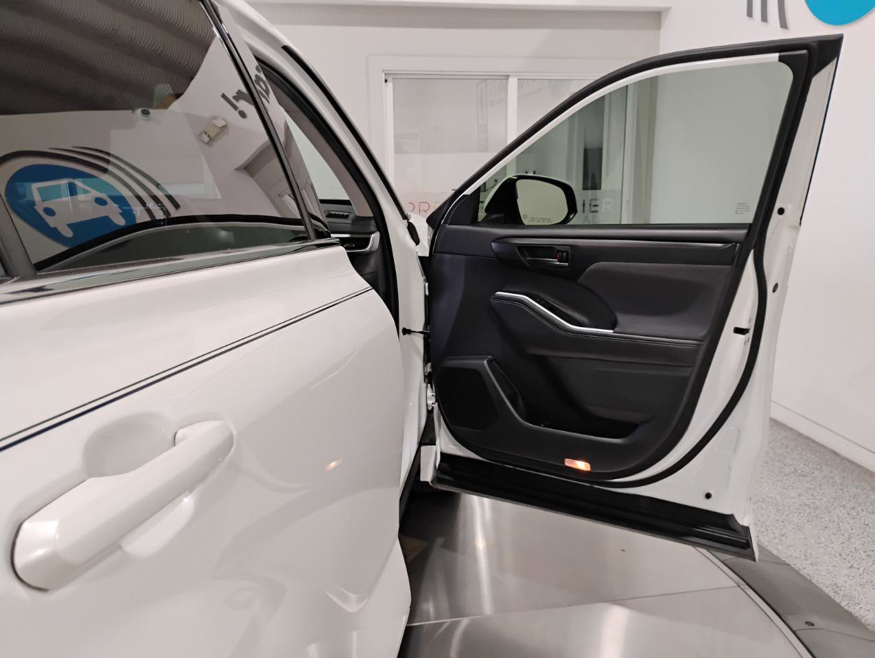 Used 2021 Toyota Highlander L image 28