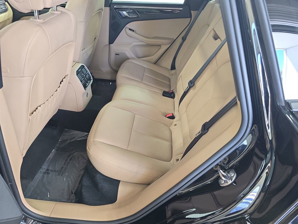 Certified 2025 Porsche Macan AWD/4WD image 24