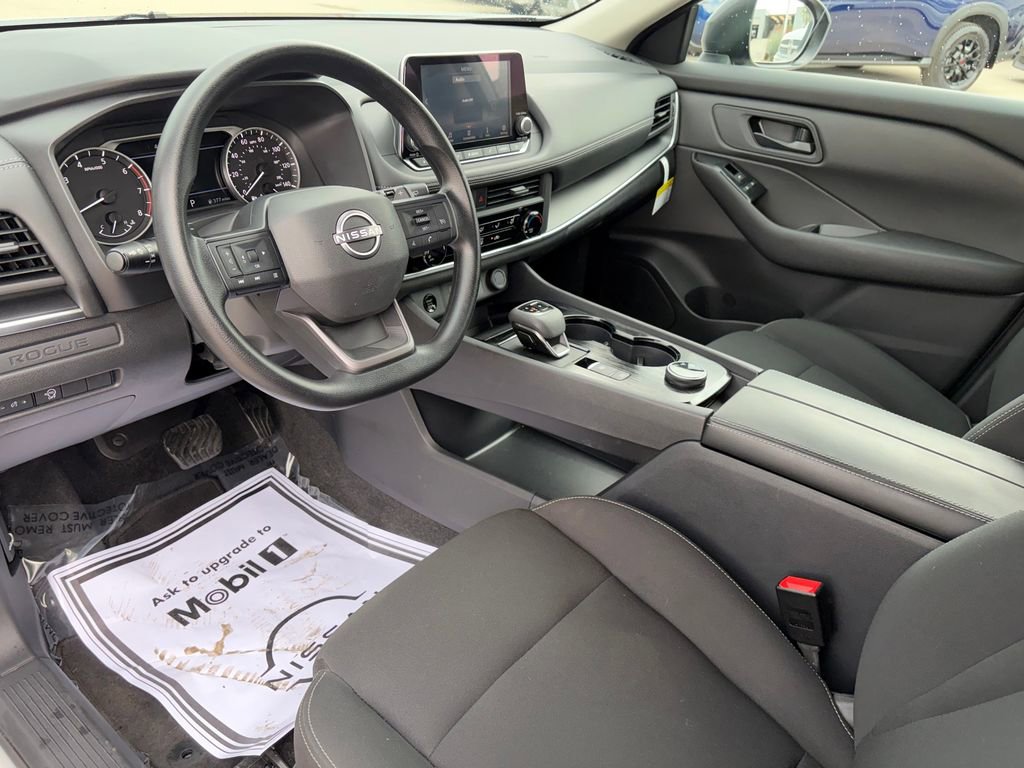 Used 2025 Nissan Rogue S image 8