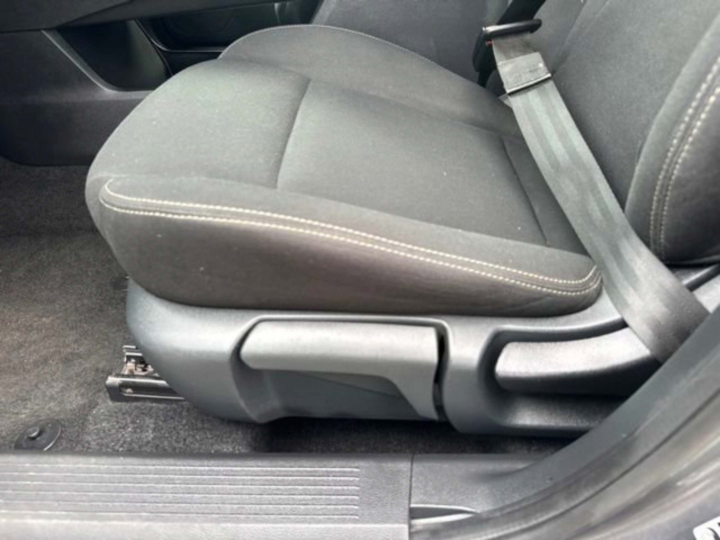Used 2023 Nissan Rogue S AWD/4WD image 11