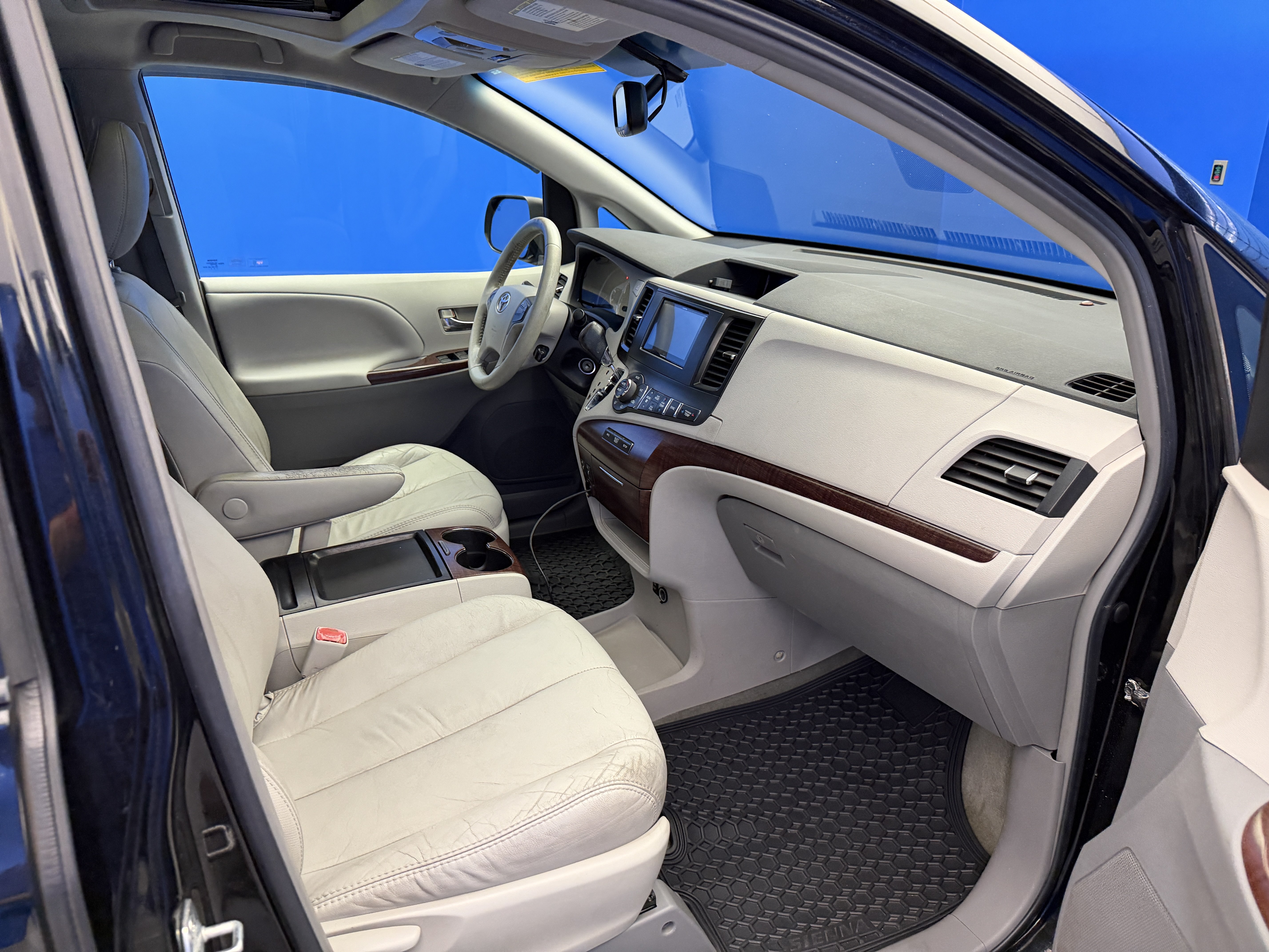 Used 2011 Toyota Sienna XLE FWD image 26