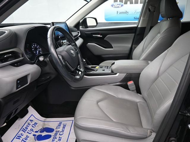 Used 2021 Toyota Highlander XLE image 14