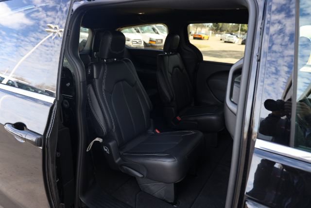 Used 2026 Chrysler Pacifica Select image 25